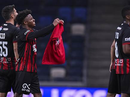 דיארה עם חולצתה של רומי, מכובד ומרגש (מאור אלקסלסי) דיארה עם חולצתה של רומי, מכובד ומרגש (מאור אלקסלסי)