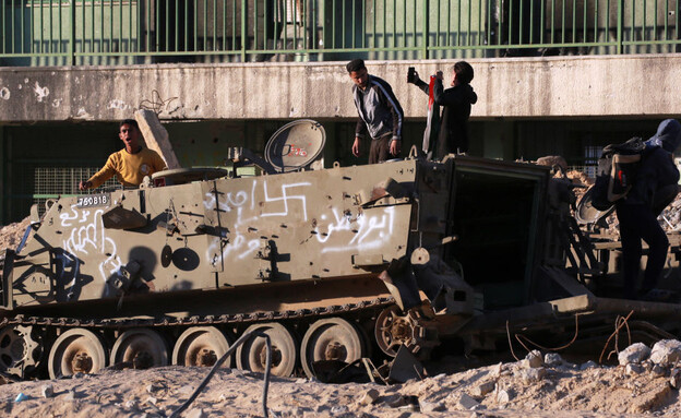 העזתים והכלים הנטושים (צילום: ASHAR TALEB/AFP via Getty Images)