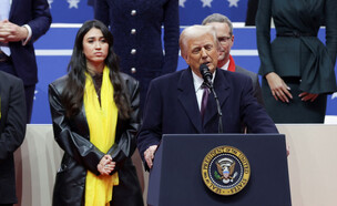 טראמפ נאם לצד משפחות חטופים ושורדות שבי (צילום: רויטרס)