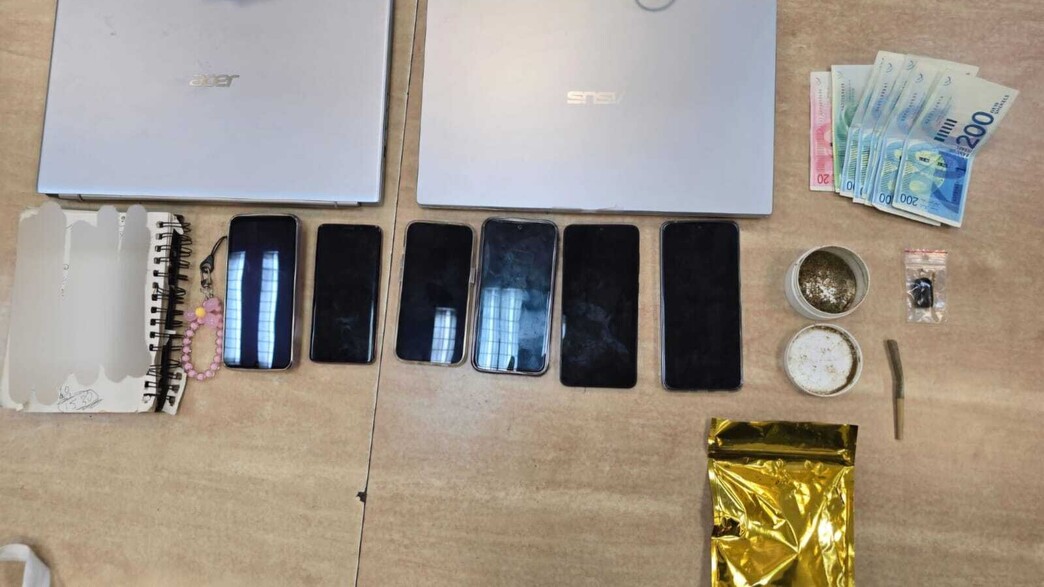 הציוד שנתפס בבית החשוד