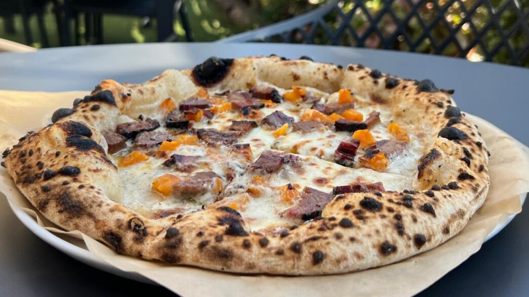 פיצה בריסקט בחצר פיצה בריסקט בחצר