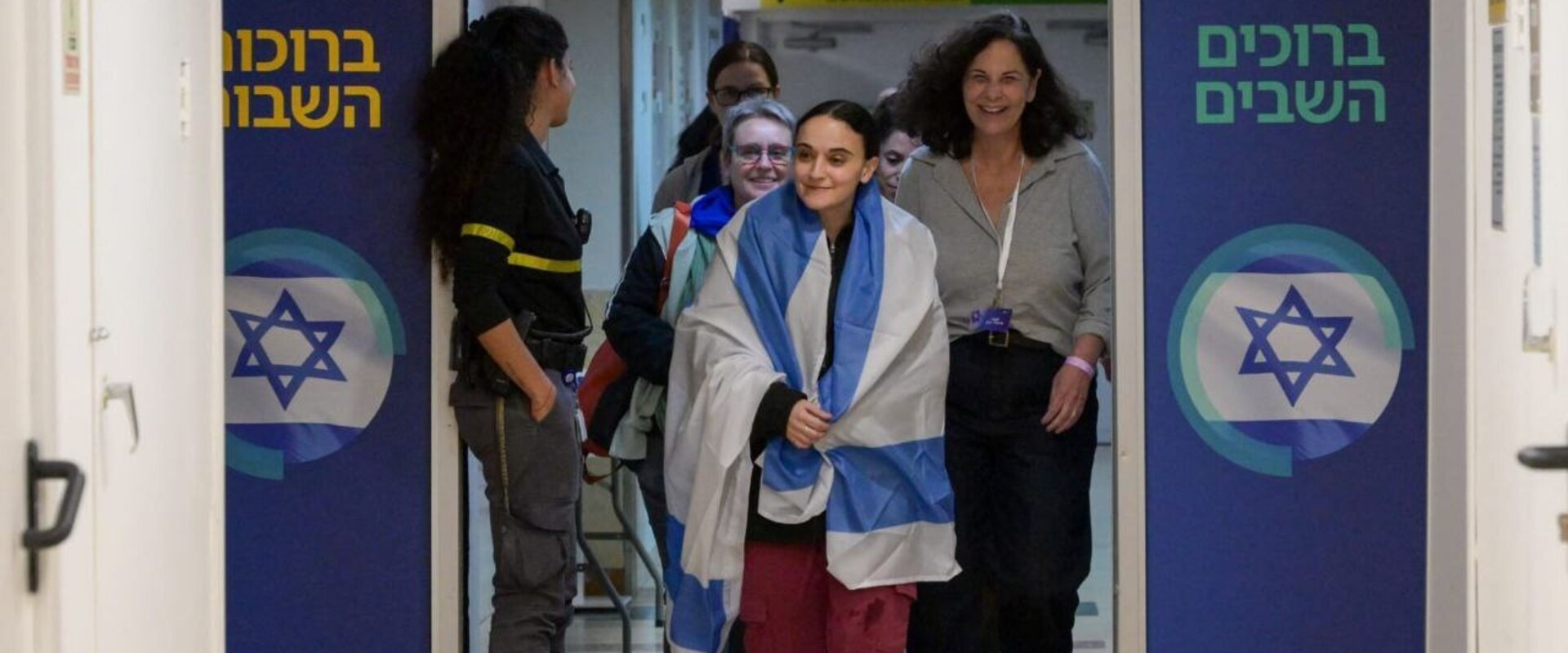 רגעי מפגש השבות עם בני משפחותיהן (צילום: מעיין טואף, לע