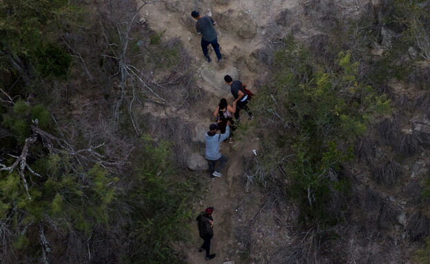 מהגרים בגבול מקסיקו (צילום: reuters)