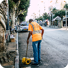 עובד ניקיון בעיריית תל אביב, אילוסטרציה (צילום: Jose HERNANDEZ Camera 51, shutterstock)