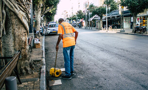 עובד ניקיון בעיריית תל אביב, אילוסטרציה (צילום: Jose HERNANDEZ Camera 51, shutterstock)