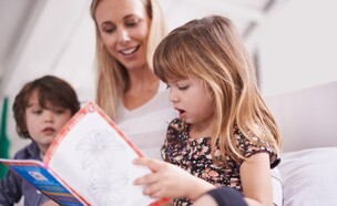 ילדים קוראים ספר  (צילום: shutterstock)