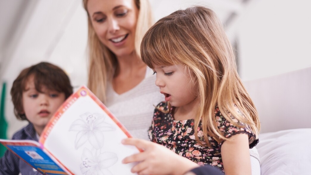 ילדים קוראים ספר ילדים קוראים ספר