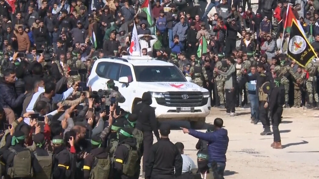 רכבי הצלב האדום בנקודת החבירה 