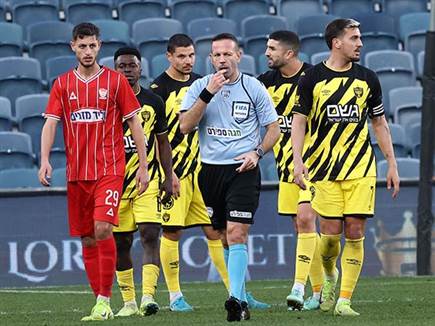 גרינפלד שרק לפנדל, וביטל (צילום: דני מרון)