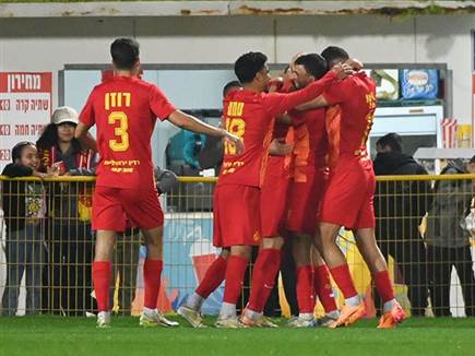 שחקני אשדוד חוגגים (ברני ארדוב)