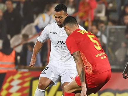 אלמוג. בכורה במדי הקבוצה מהבירה (ברני ארדוב)