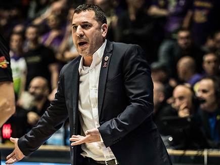 אלון מעביר הנחיות (עודד קרני)