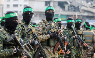 מחבלי חמאס במהלך העברת התצפיתניות לידי הצלב האדום (צילום: reuters)