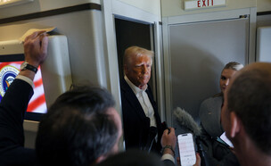 טראמפ לצד העיתונאים ב"אייר-פורס 1" (צילום: Leah Millis, Reuters)