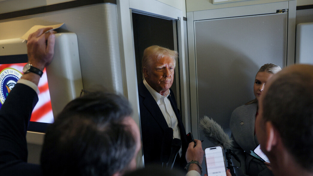 טראמפ לצד העיתונאים ב"אייר-פורס 1" טראמפ לצד העיתונאים ב"אייר-פורס 1"