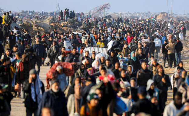 עקורים חוזרים לצפון רצועת עזה (צילום: reuters)