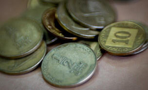מטבעות של 10 אגורות וחצי שקל (צילום: נתי שוחט, פלאש 90)