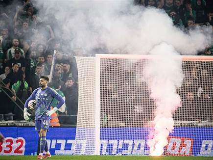 האבוקות הושלכו מתחילת המשחק (צילום: אלן שיבר)