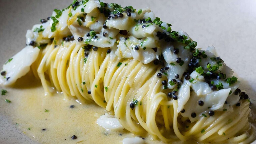 ספגטיני עם בשר סרטנים וקוויאר שחור, חמאה ולימון ספגטיני עם בשר סרטנים וקוויאר שחור, חמאה ולימון