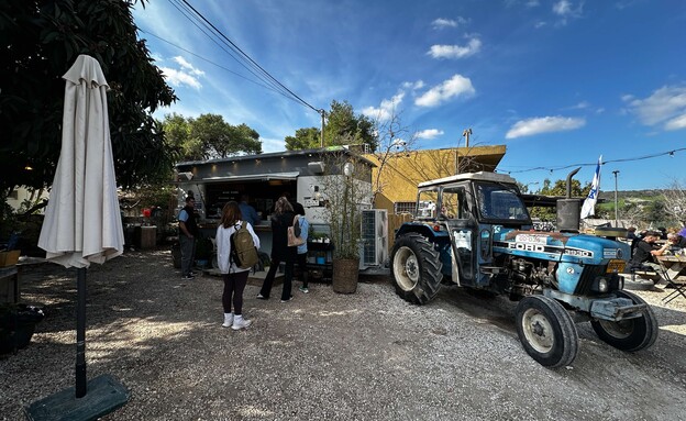 בת שלמה עגלת קפה טראק במושבה  (צילום: מירב טלמור-קשי)