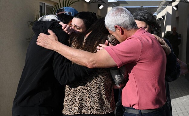 ארבל יהוד במפגש ראשון עם משפחתה (צילום: דובר צה