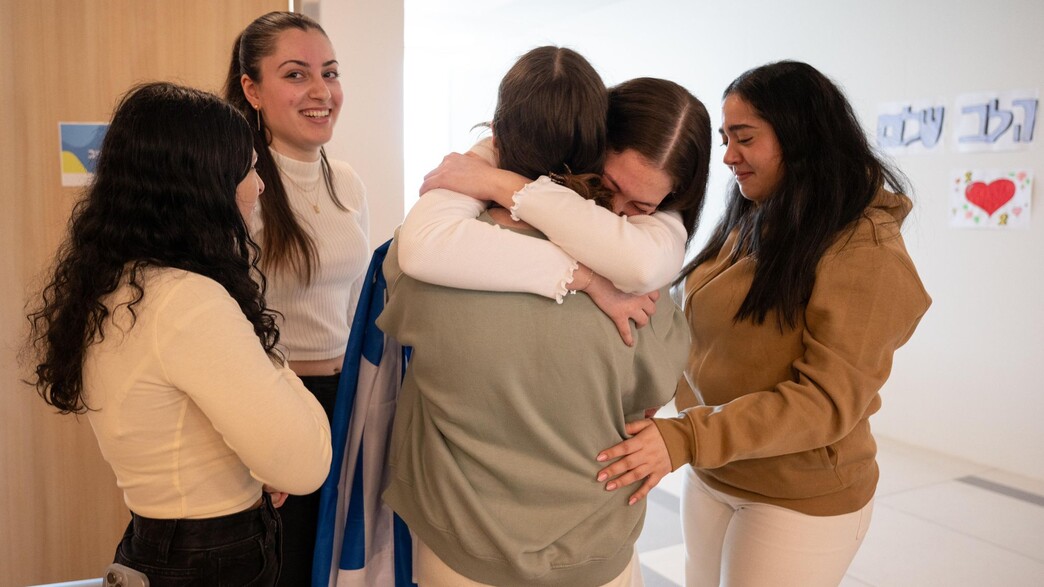התצפיתניות במפגש ראשון לאחר שחרורה של אגם