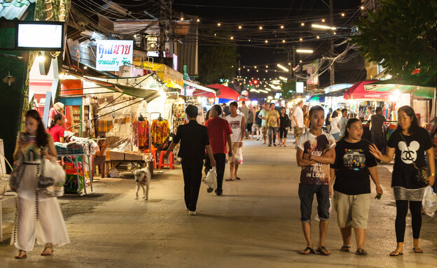 אנשים ברחוב פאי תאילנד (צילום: saiko3p, shutterstock)