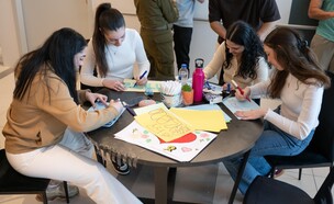 ארבעת התצפיתניות ששוחררו מחכות לאגם (צילום: דובר צה"ל)