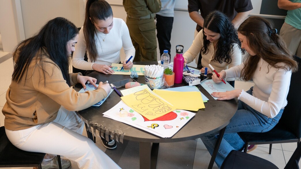 ארבעת התצפיתניות ששוחררו מחכות לאגם (צילום: דובר צה"ל)