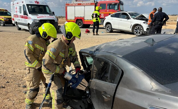 תאונת דרכים קטלנית בדרום (צילום: כבאות והצלה)