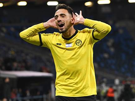 והמשחק נפתח בחגיגה של מאור לוי (ברני ארדוב)