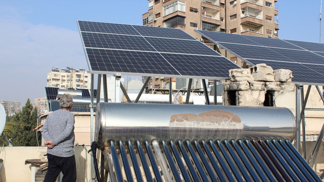 פאנלים סולארים על גג