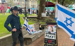 התומך היחיד של ישראל בין ההמון הפלסטיני (צילום: יותם אלטמן)