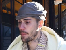 "החיים דפוקים": אדם נתקע בכביש - הכוכב עצר ושבר את הרשת