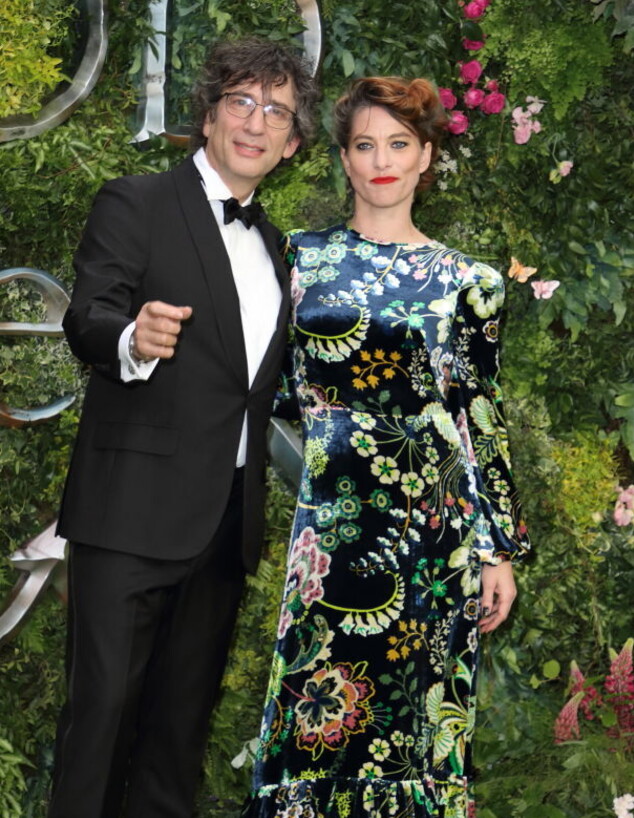 ניל גיימן ובת הזוג אמנדה פלמר ניל גיימן ובת הזוג אמנדה פלמר