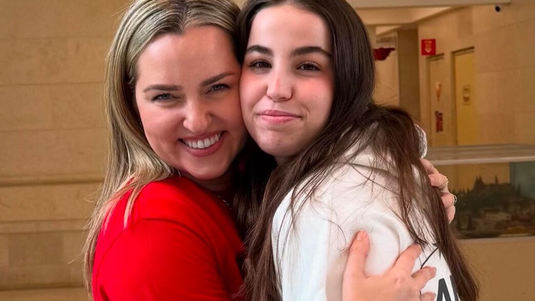 אשלי וקסמן בקשי ובת דודתה החטופה אגם ברגר