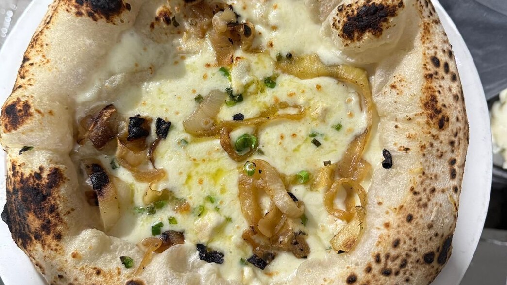 פיצה נפוליטנית ארטיזנלית פיצה נפוליטנית ארטיזנלית