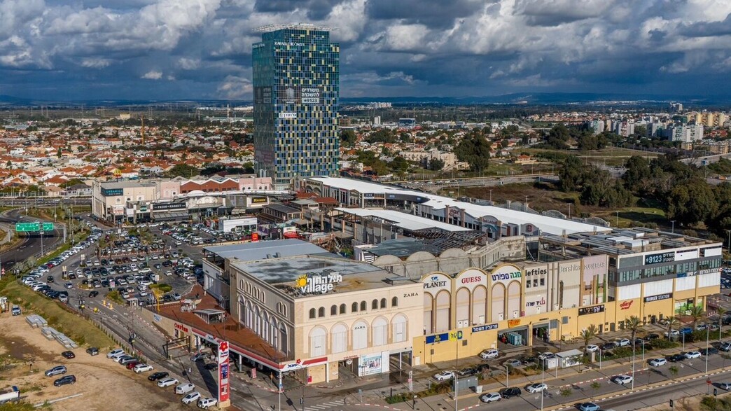 מול החוף וילג'