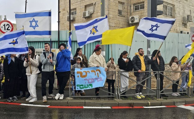 המונים ממתינים לקרינה ארייב בדרכה חזרה הביתה