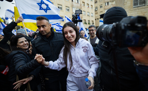 קרינה ארייב חוזרת לביתה  (צילום: חיים גולדברג, פלאש 90)