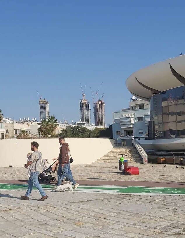 אנשים בכיכר אתרים (צילום: אריאלה אפללו)