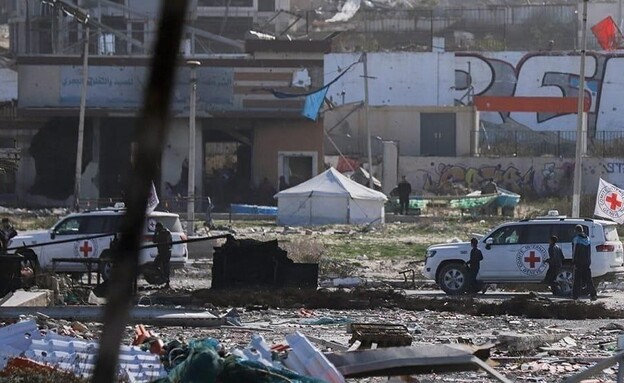 רכבי הצלב האדום בדרך לדיר אל-בלח