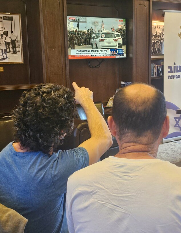 עופר קלדרון צופה במשדר שחרור החטופים
