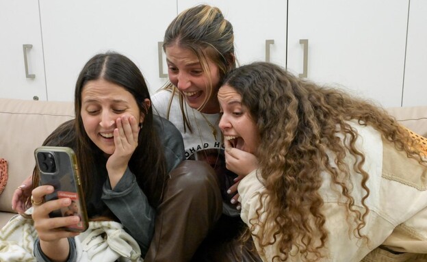 יולי, נטלי ואלה, בנותיו של אוהד בן-עמי, בשיחה איתו