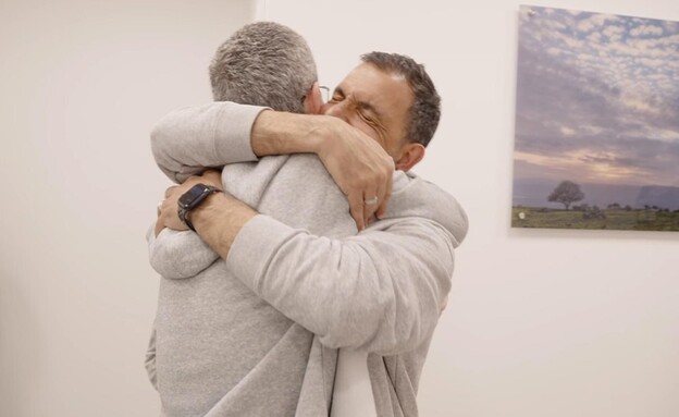 אוהד בן-עמי מתאחד עם רז אשתו וקובי אחיו