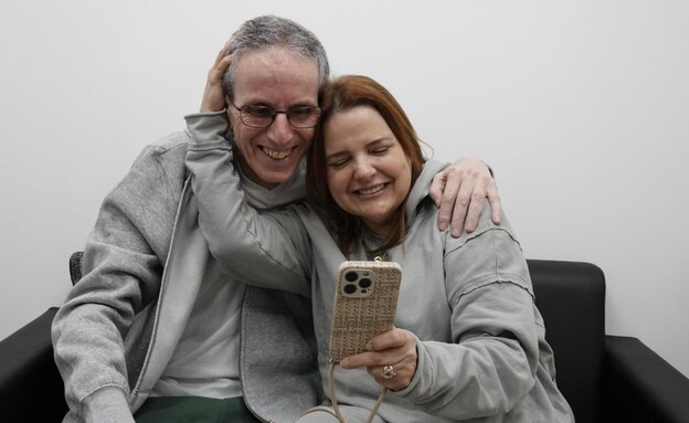 אוהד בן-עמי מתאחד עם רז אשתו וקובי אחיו