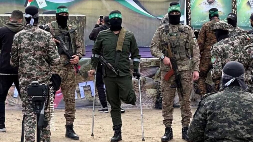 מחבל חמאס פצוע עם קביים בשחרור החטופים