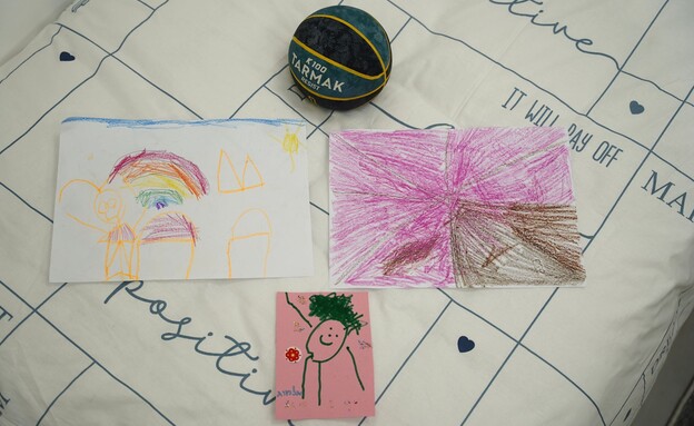 הציורים של אלמוג, בנו של אור, שמחכים לו ברעים