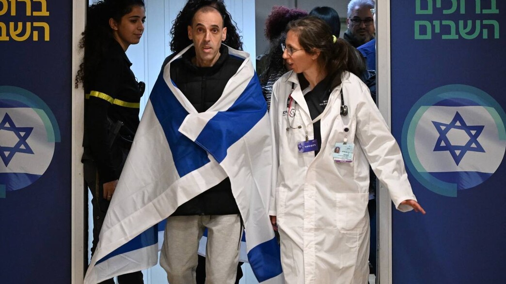 אלי שרעבי עם הגעתו לבית החולים שיבא אלי שרעבי עם הגעתו לבית החולים שיבא