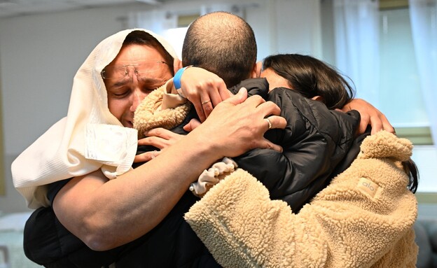 אלי שרעבי במפגש ראשון עם בני המשפחה